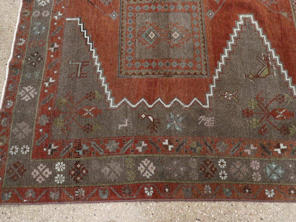 Alfombra turca de acento anatolio de mediados del siglo XX Anudado a mano en venta