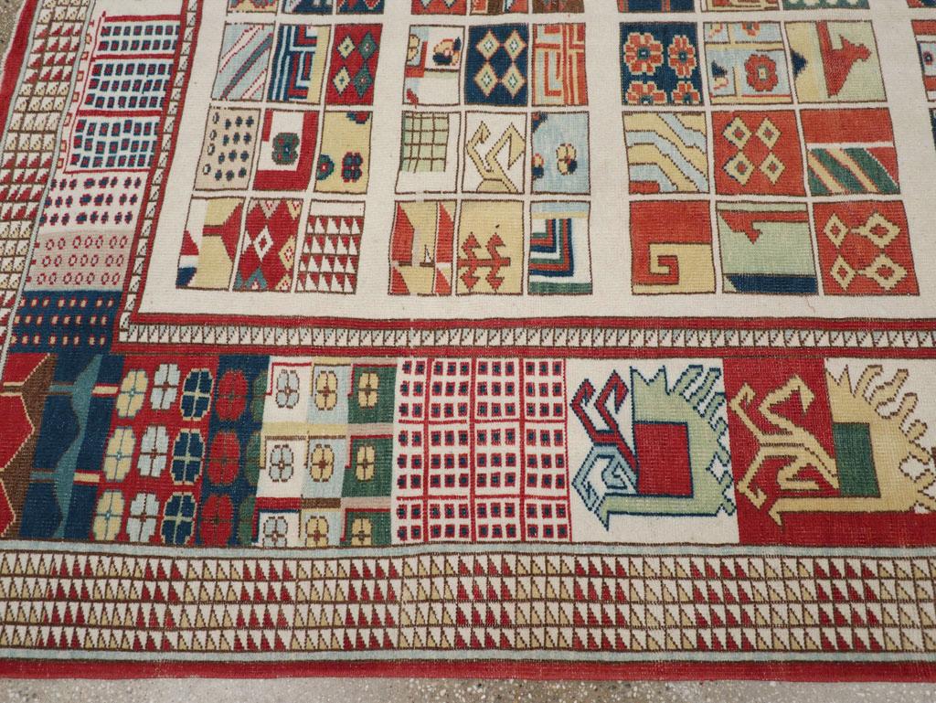 Mid-20th Century Turkish Anatolian Accent Rug In Excellent Condition For Sale In New York, NY