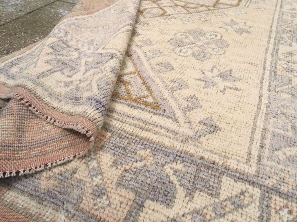 Tapis d'accent anatolien turc du milieu du 20e siècle Excellent état - En vente à New York, NY