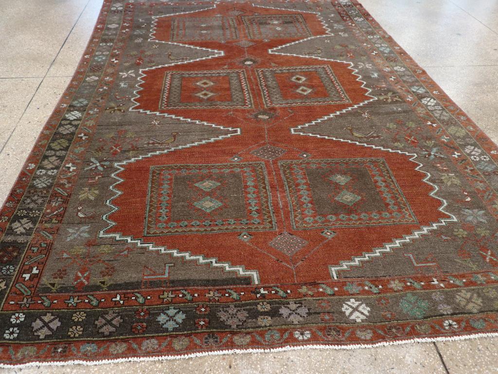 Alfombra turca de acento anatolio de mediados del siglo XX en Excelente estado para la venta en New York, NY