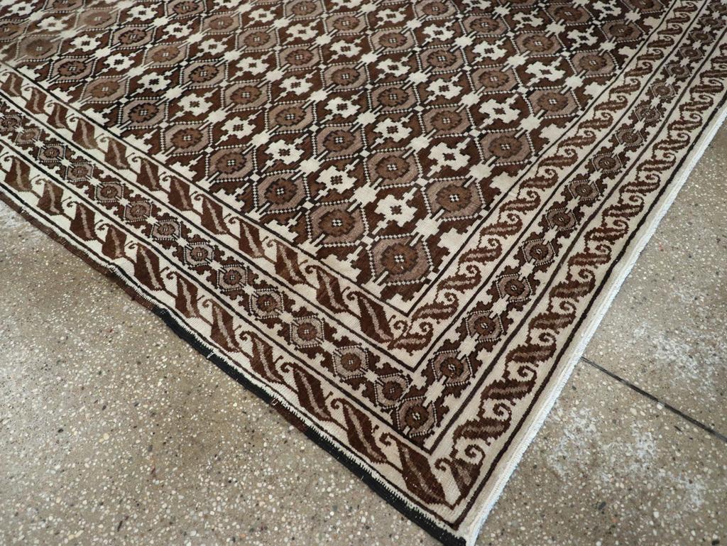 Mid-20th Century Turkish Anatolian Accent Rug In Excellent Condition For Sale In New York, NY