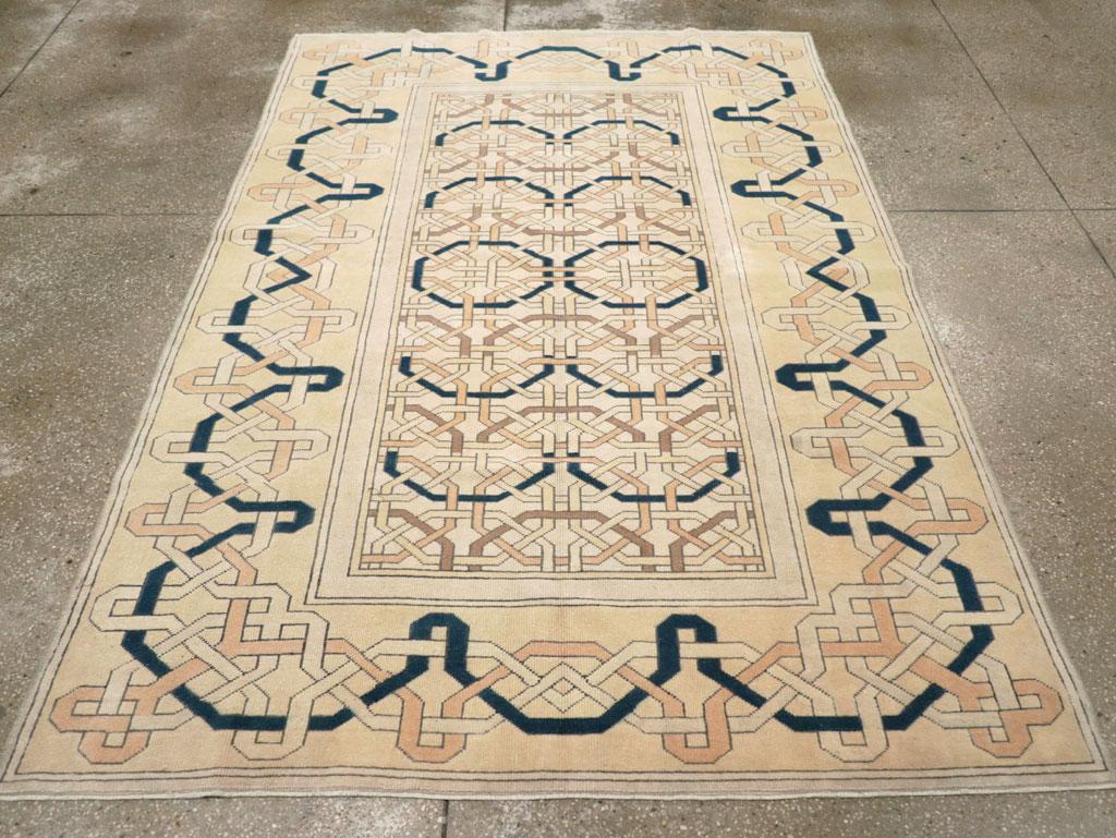 Ein türkischer Akzentteppich im Art-Déco-Stil, handgefertigt in der Mitte des 20. Jahrhunderts.

Maße: 5' 4