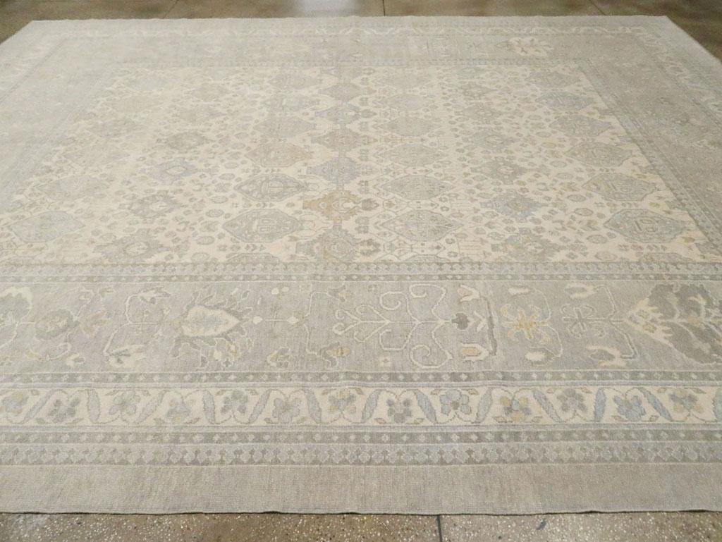 Mitte des 20. Jahrhunderts Türkisch Anatolischer Großer Teppich im Zustand „Hervorragend“ im Angebot in New York, NY