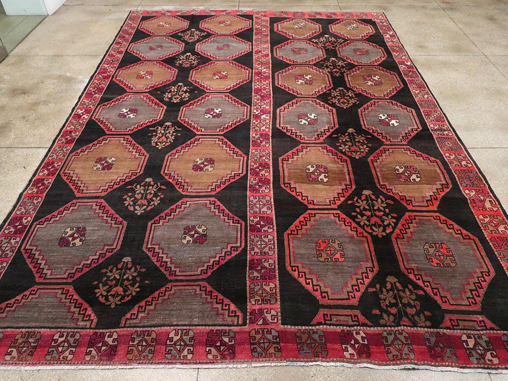 Ein türkischer Teppich aus Anatolien, der in der Mitte des 20. Jahrhunderts handgefertigt wurde.

Maße: 11' 4