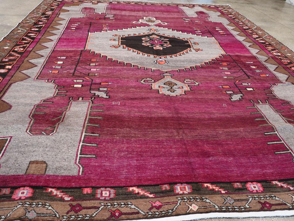 Mitte des 20. Jahrhunderts Türkisch Anatolisch Großer Zimmerteppich (Wolle) im Angebot