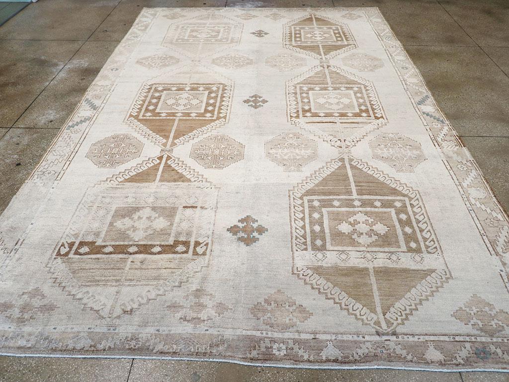 Une pile de laine composée de nœuds symétriques sur une base de coton. Le champ de sable et de paille supporte deux médaillons indépendants, chacun composé de trois hexagones conjoints entourant des carrés plus petits imbriqués. Les octogones sont