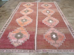 Galerie Shabab Collection Mid-20th Century Turkish Anatolian Room Size Carpet (tapis d'Anatolie turque)