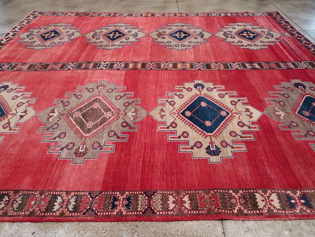 Mitte des 20. Jahrhunderts Türkisch Anatolisch Zimmer Größe Teppich (Handgeknüpft) im Angebot