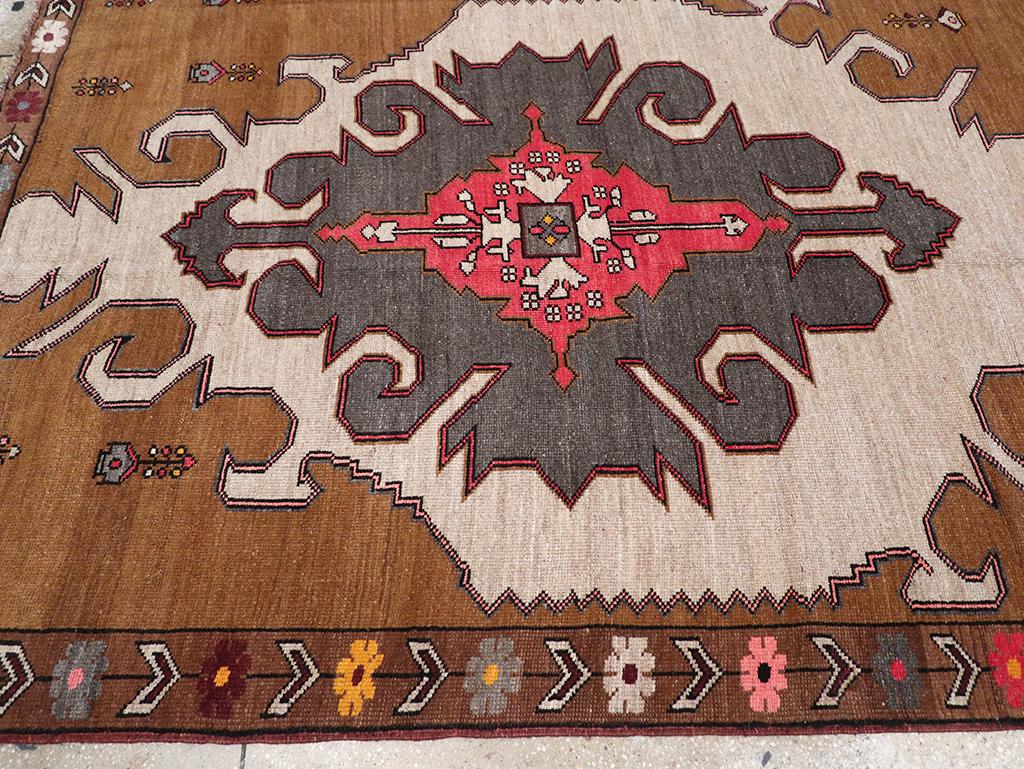 Mid-20th Century Turkish Anatolian Room Size Carpet In Excellent Condition For Sale In New York, NY