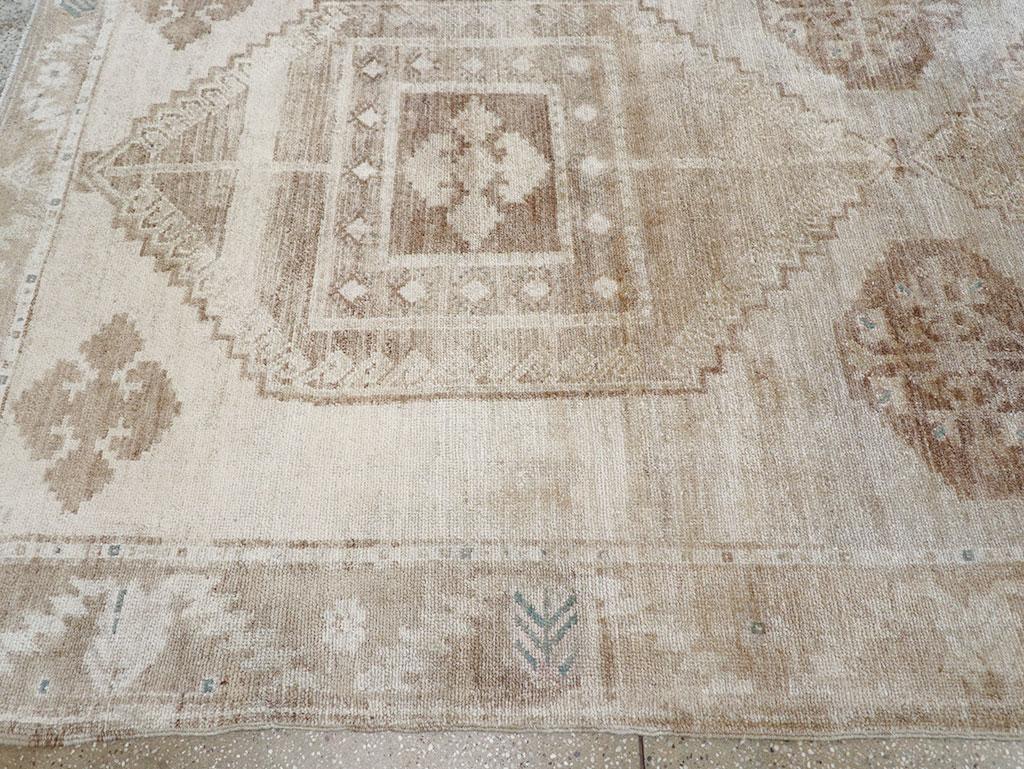 Noué à la main Tapis d'Anatolie turque du milieu du 20e siècle en vente