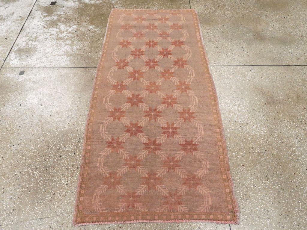 Un tappeto turco anatolico vintage. Stelle marroni e foglie piumate diagonali formano il motivo del campo di questo tappeto rustico turco centrale e peloso. Questo pezzo a pelo lungo è un ottimo tappeto da letto, caldo e accogliente. Questo