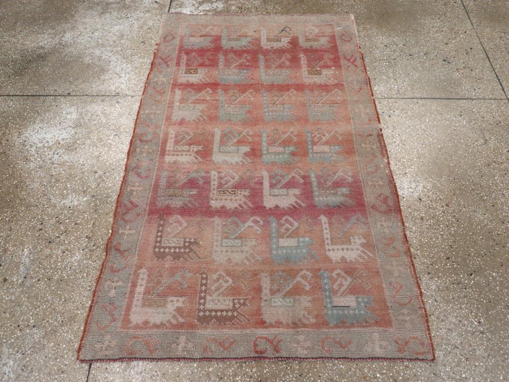 Un tappeto vintage turco anatolico realizzato a mano nella metà del XX secolo.

Misure: 3' 1