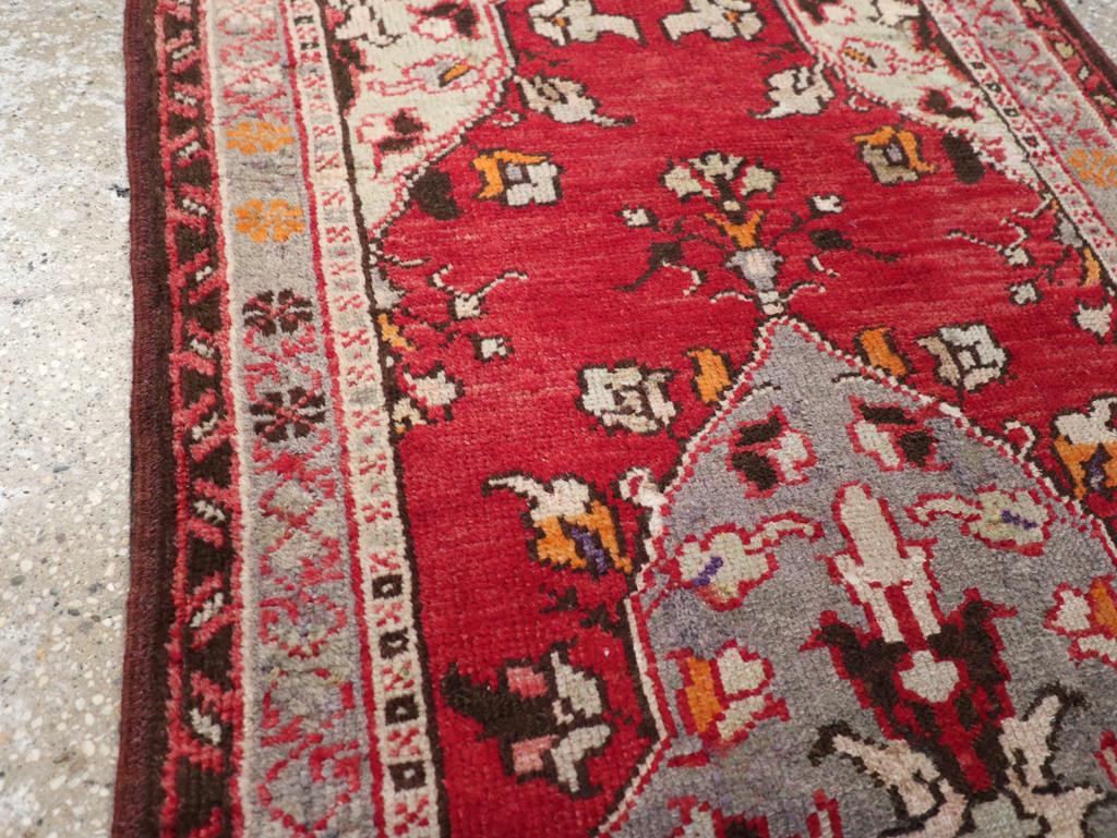 Türkischer anatolischer Bettvorleger aus der Mitte des 20. (Handgeknüpft) im Angebot