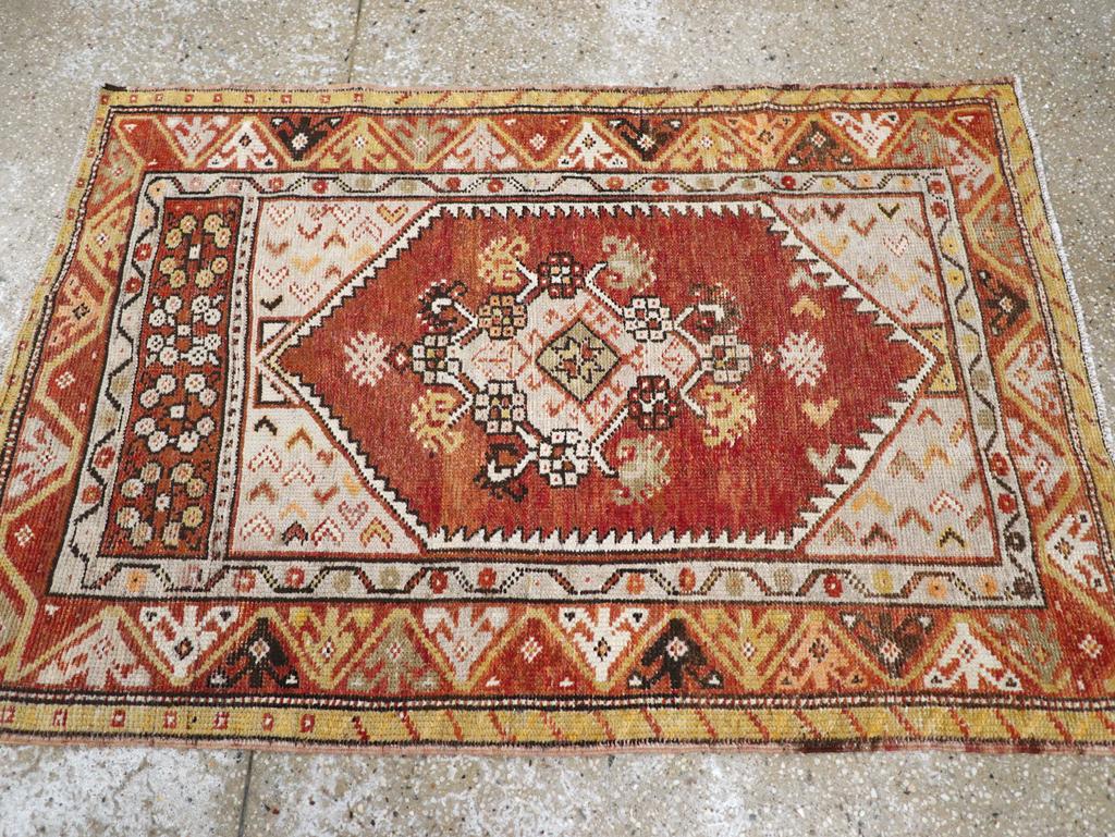 Türkischer anatolischer Bettvorleger aus der Mitte des 20. (Handgeknüpft) im Angebot