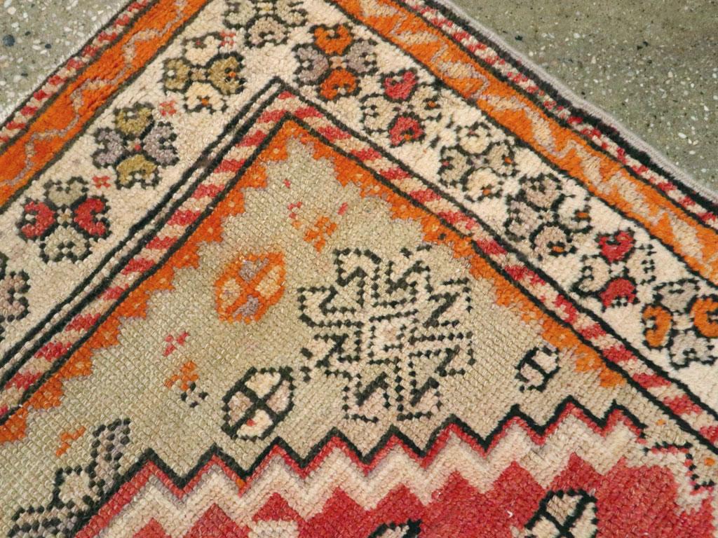 Türkischer anatolischer Bettvorleger aus der Mitte des 20. (Handgeknüpft) im Angebot