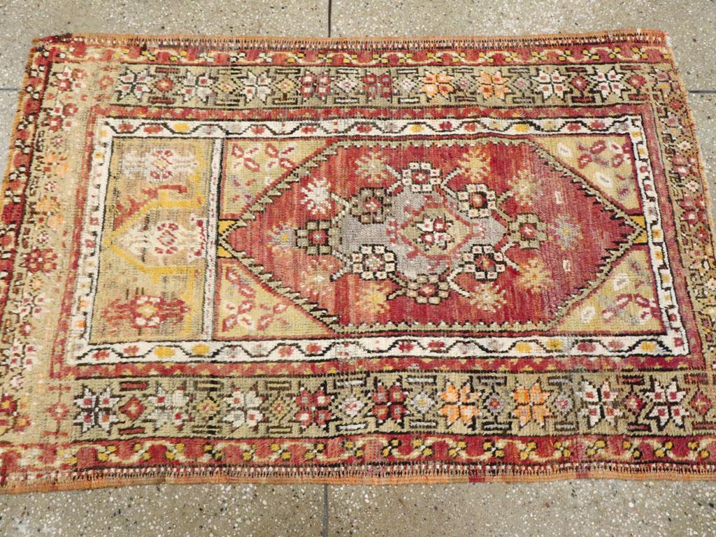 Türkischer anatolischer Bettvorleger aus der Mitte des 20. im Zustand „Hervorragend“ im Angebot in New York, NY