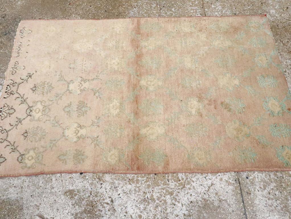 Tappeto da lancio turco anatolico della metà del XX secolo In condizioni ottime in vendita a New York, NY