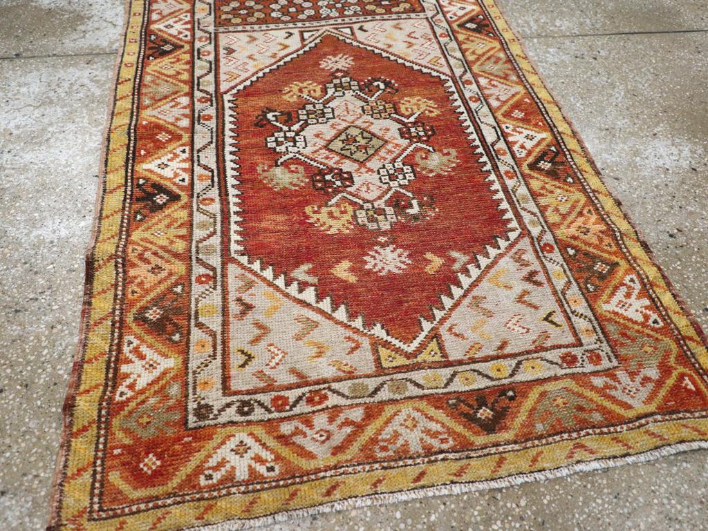 Türkischer anatolischer Bettvorleger aus der Mitte des 20. (20. Jahrhundert) im Angebot