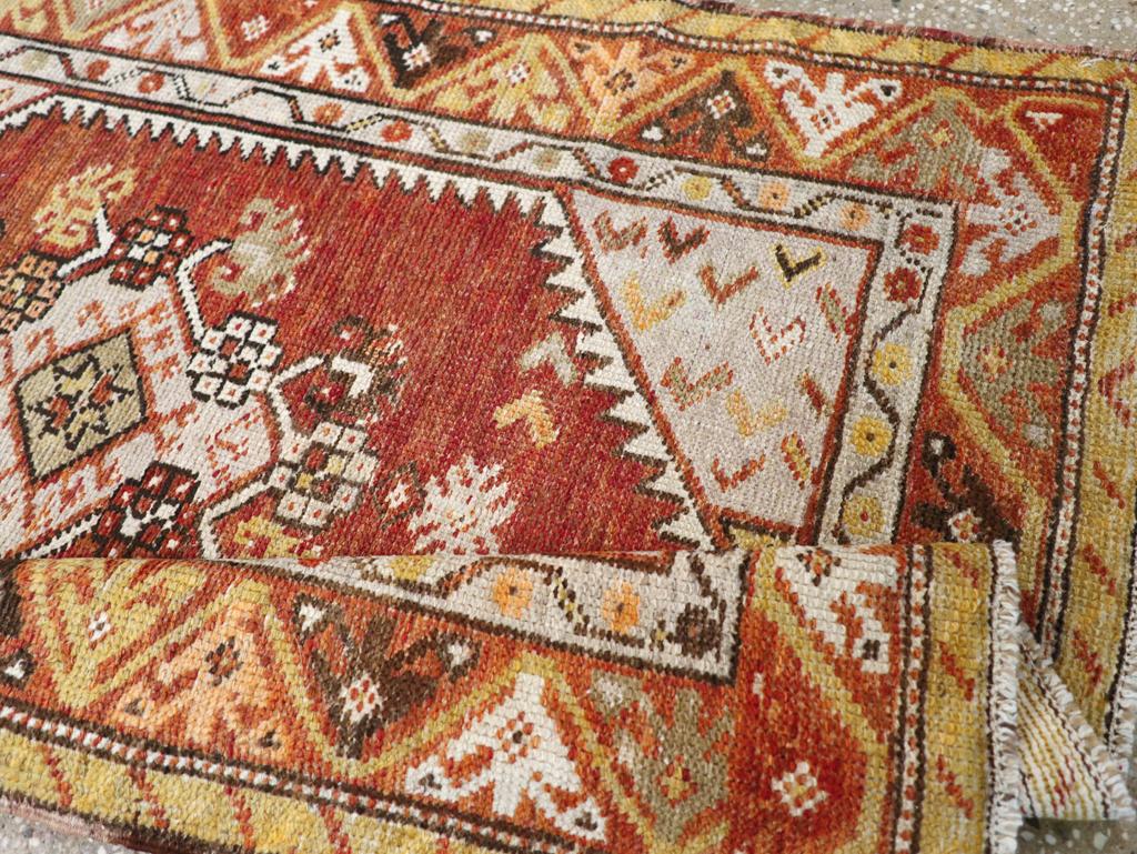 Türkischer anatolischer Bettvorleger aus der Mitte des 20. (Wolle) im Angebot