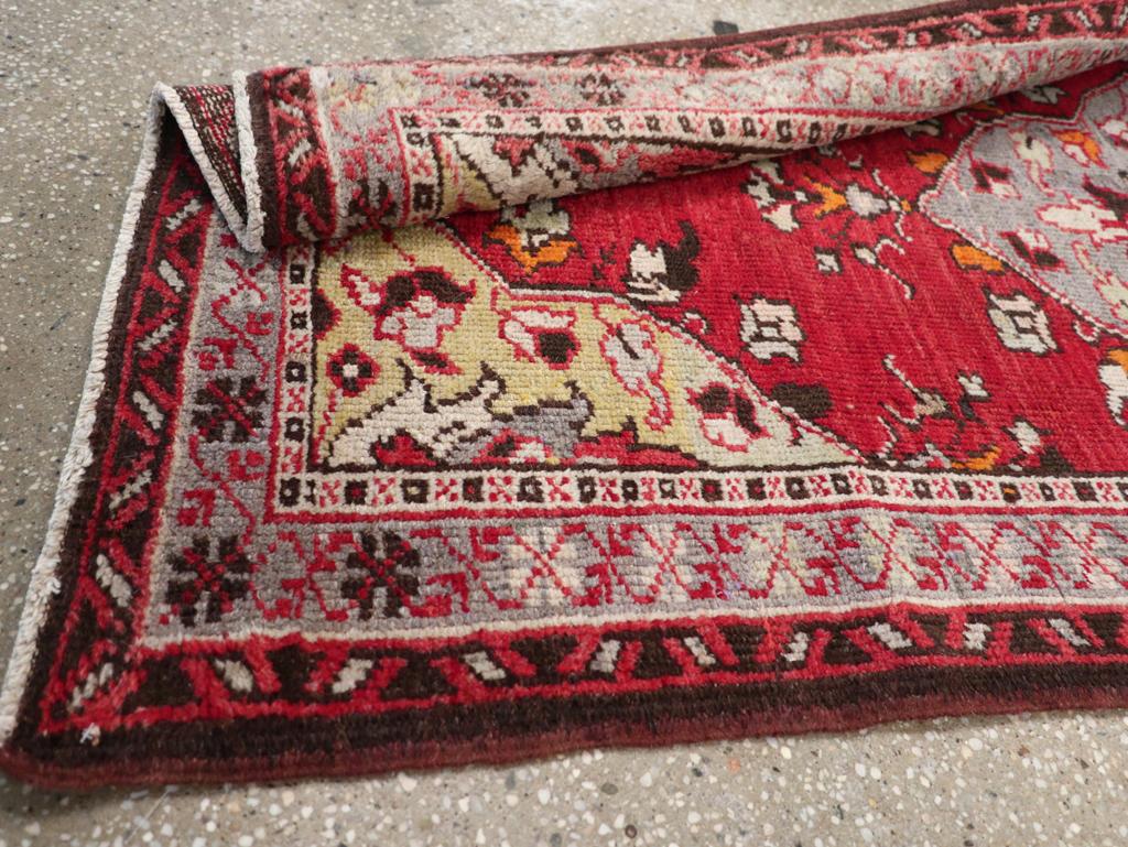 Türkischer anatolischer Bettvorleger aus der Mitte des 20. im Angebot 2