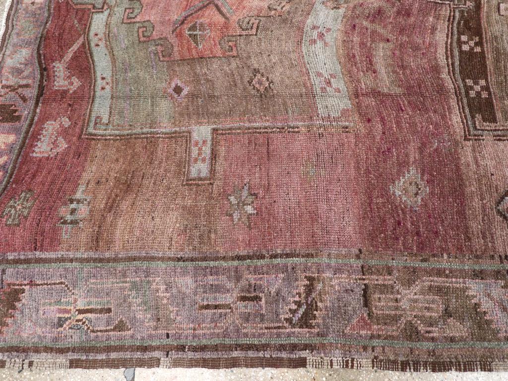 Annodato a mano Tappeto tribale turco anatolico della metà del XX secolo (a) Gallery in vendita