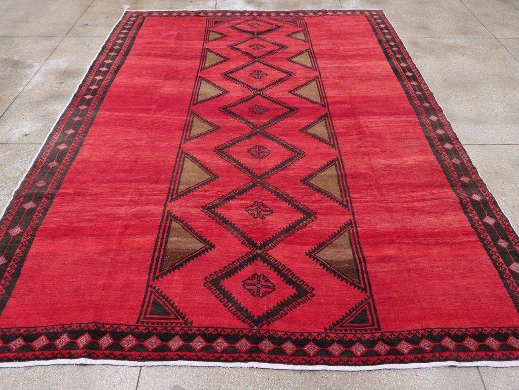 Cette pièce présente une pile de laine composée de nœuds symétriques sur une base de coton et de laine. Bien que superficiellement similaire à la production de Kars de l'Est de la Turquie, la structure et le manche qui en résulte sont tout à fait