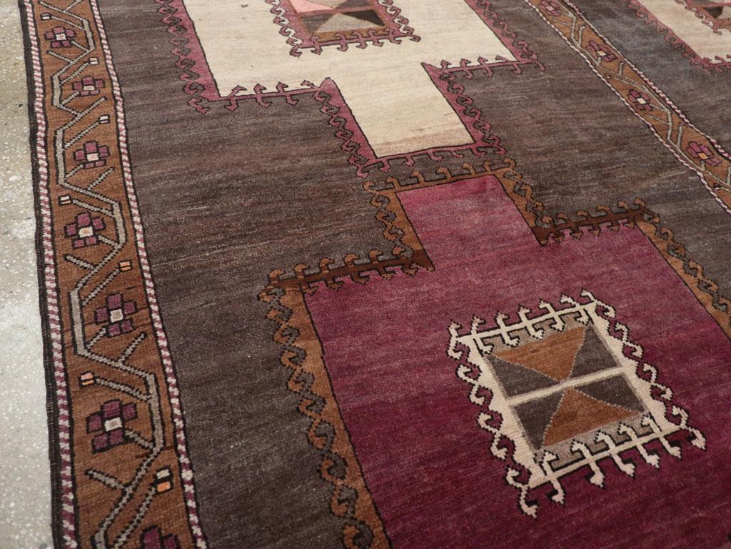 Tribale Tappeto tribale turco anatolico della metà del 20° secolo, formato ROOMS in vendita