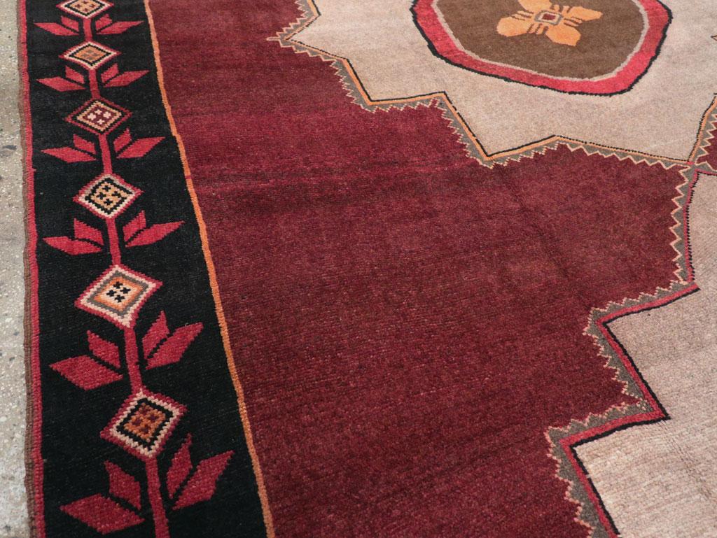 Tribale Tappeto tribale turco anatolico della metà del 20° secolo, formato ROOMS in vendita