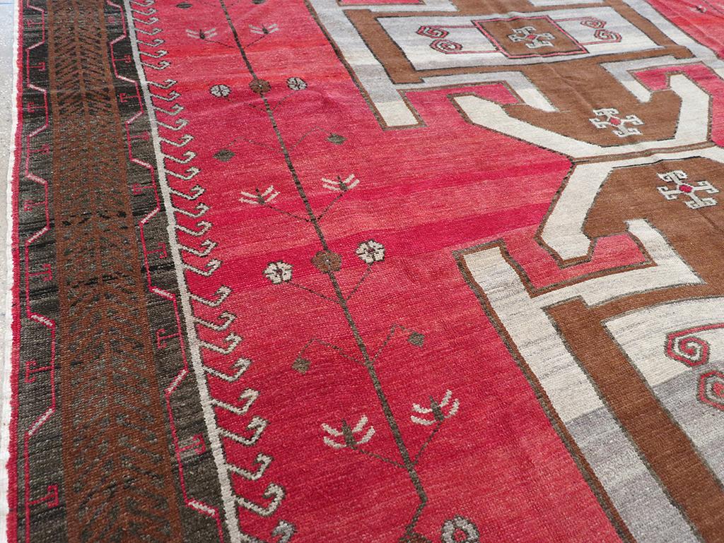 Tribale Mid-20th Century Turkish Anatolian Tribal Room Size Carpet in vendita
