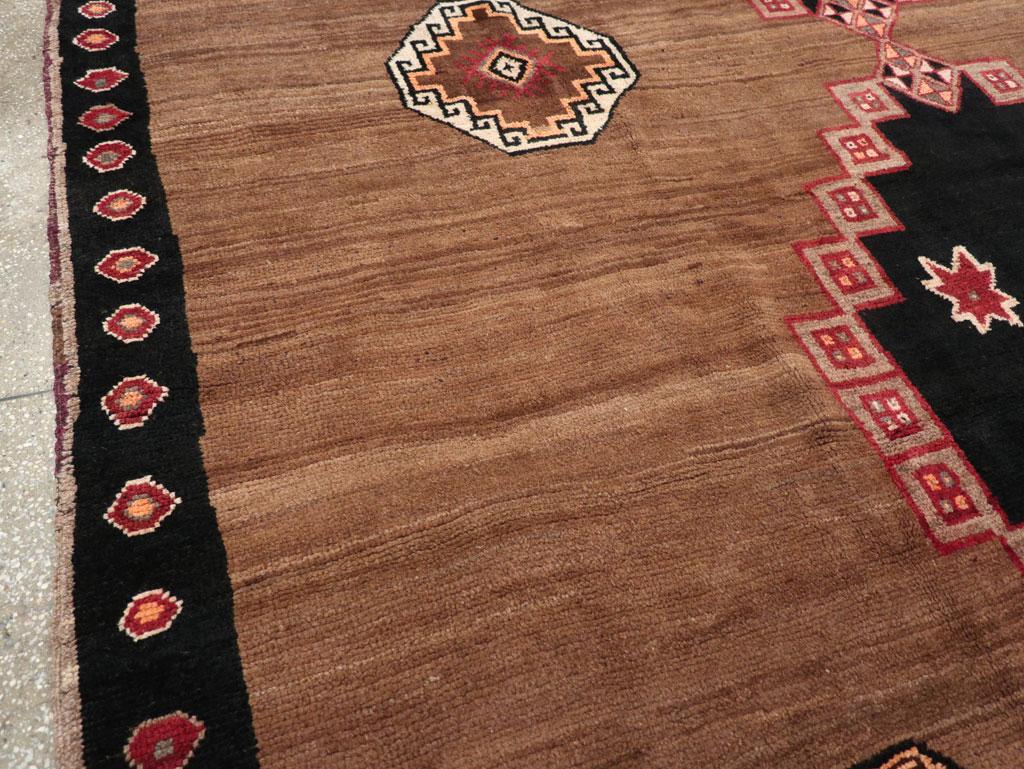 Mitte des 20. Jahrhunderts Türkisch Anatolischer Stammes-Teppich in Zimmergröße (Stammeskunst) im Angebot