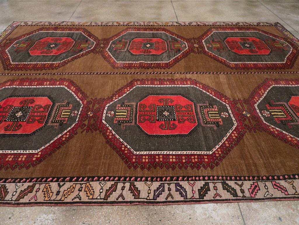 Turc Tapis tribal turc anatolien du milieu du 20e siècle en vente