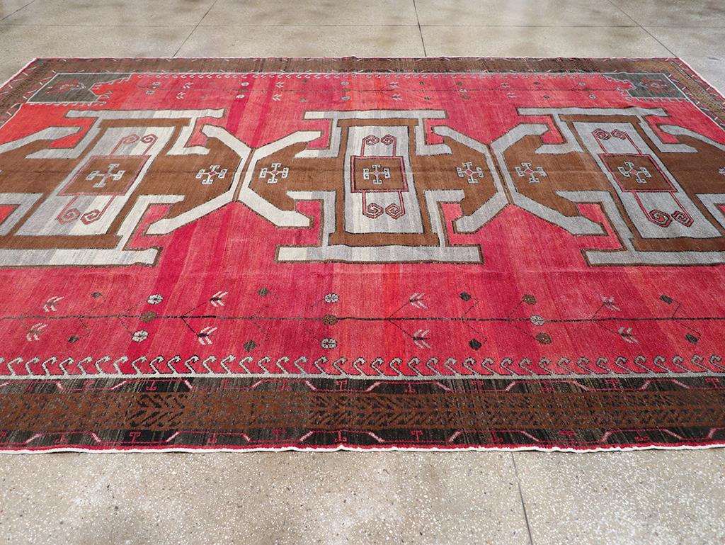 Turco Mid-20th Century Turkish Anatolian Tribal Room Size Carpet in vendita