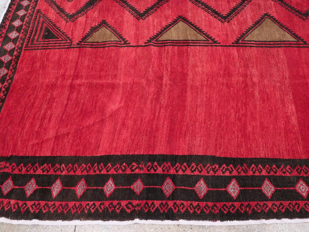 Noué à la main Tapis tribal turc anatolien du milieu du 20e siècle en vente