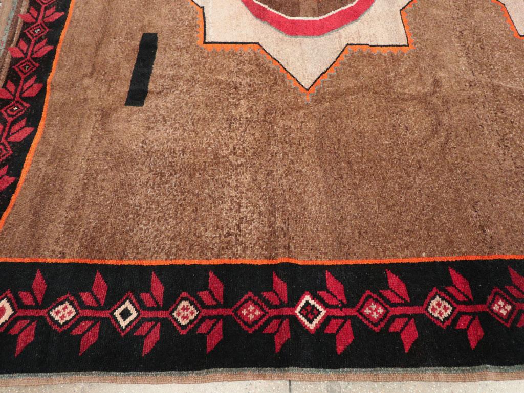 Noué à la main Tapis tribal turc anatolien du milieu du 20e siècle en vente