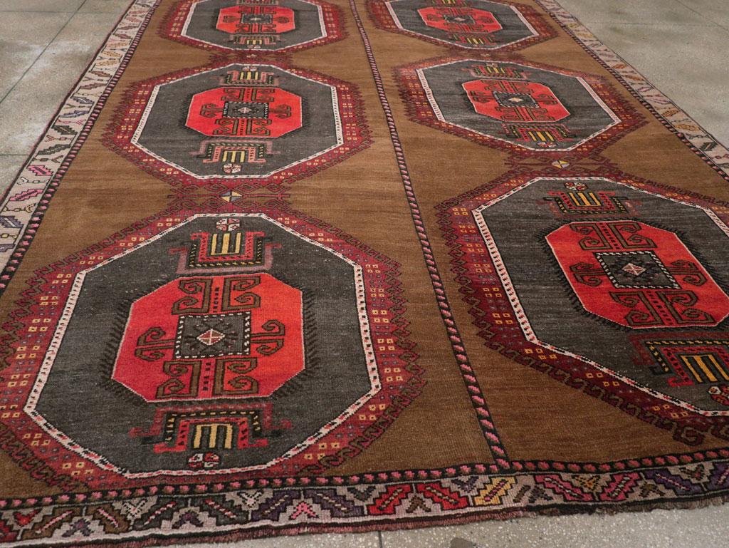 Noué à la main Tapis tribal turc anatolien du milieu du 20e siècle en vente