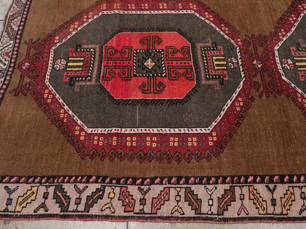 Tapis tribal turc anatolien du milieu du 20e siècle Excellent état - En vente à New York, NY