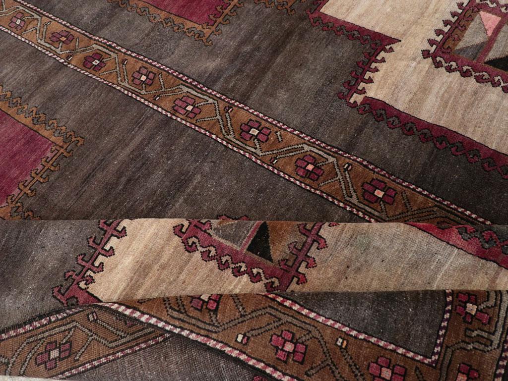 XX secolo Tappeto tribale turco anatolico della metà del 20° secolo, formato ROOMS in vendita