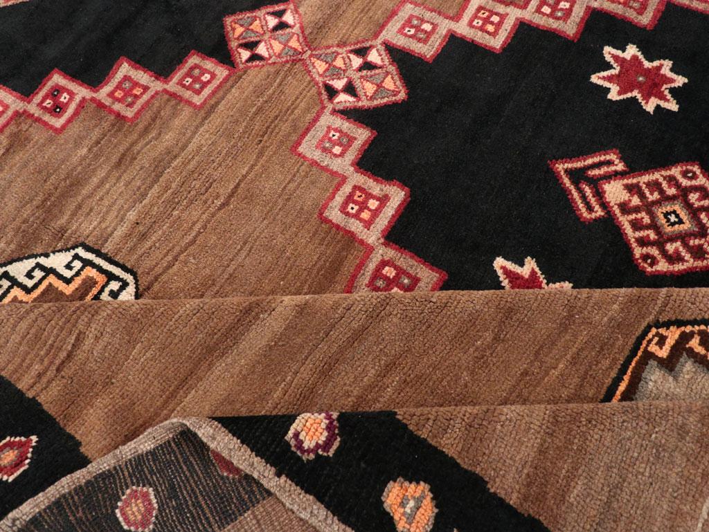 Mitte des 20. Jahrhunderts Türkisch Anatolischer Stammes-Teppich in Zimmergröße im Angebot 1