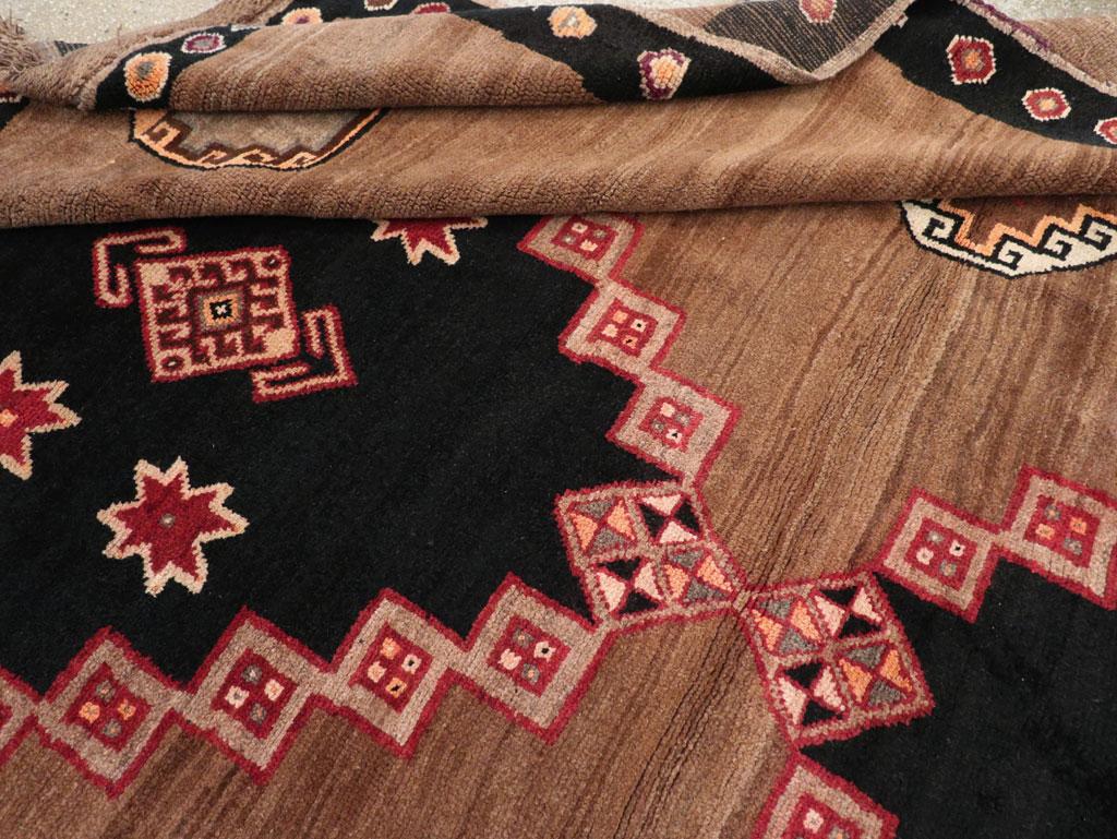 Mitte des 20. Jahrhunderts Türkisch Anatolischer Stammes-Teppich in Zimmergröße im Angebot 2