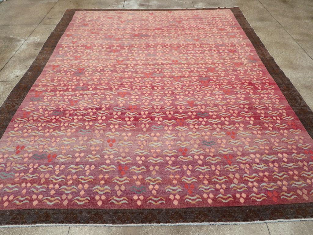 Ein Wollflor mit symmetrischen Knoten auf einer Baumwollunterlage. Das dunkle Feld zeigt eine kleine Version eines traditionellen Allover-Musters aus dreifachen Punkten (Chintamani) und doppelten Tigerstreifen, alle buddhistischen zentralasiatischen