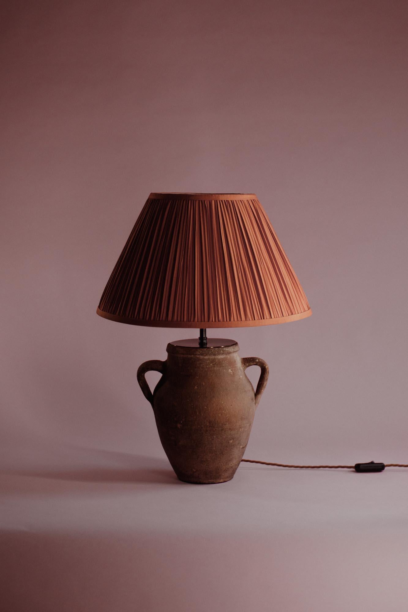 Lampe de table en faïence turque du milieu du 20e siècle avec poignées en vente 3