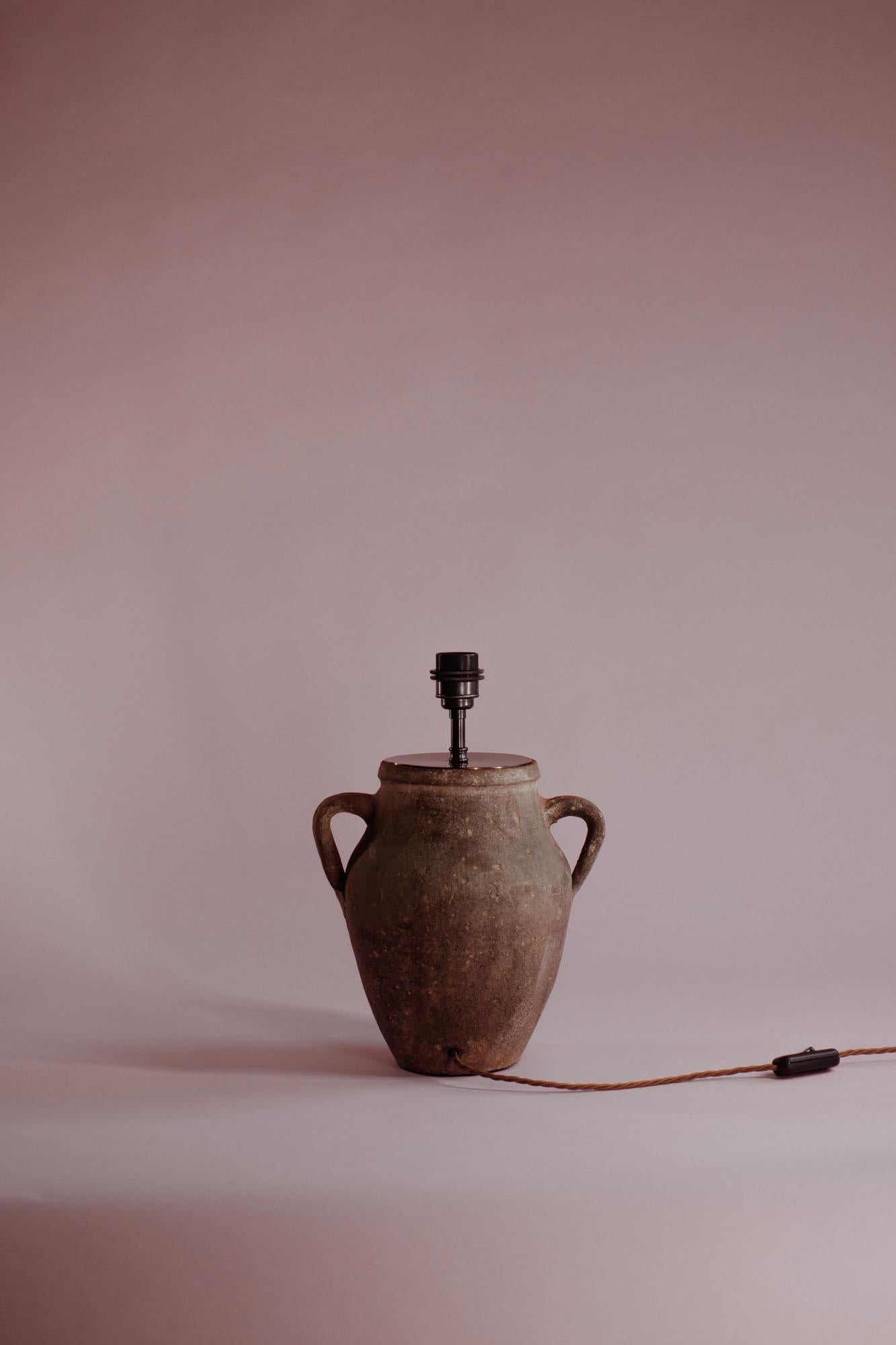 Rustique Lampe de table en faïence turque du milieu du 20e siècle avec poignées en vente