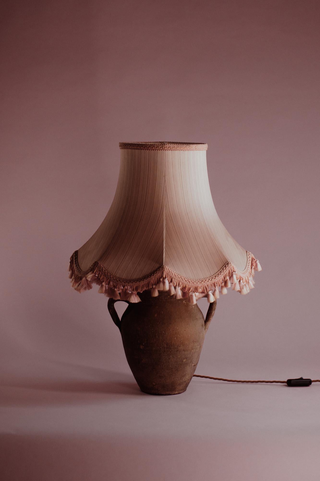 Turc Lampe de table en faïence turque du milieu du 20e siècle avec poignées en vente