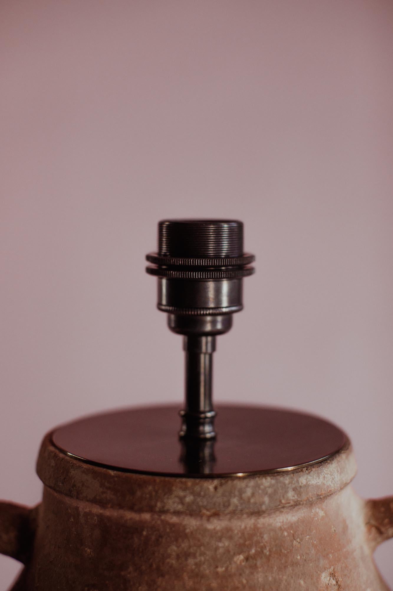Sculpté à la main Lampe de table en faïence turque du milieu du 20e siècle avec poignées en vente