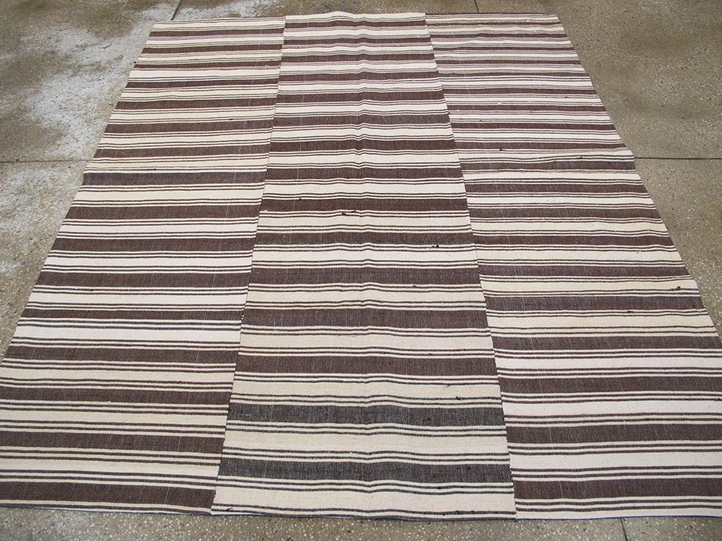 Mid-20th Century Turkish Flat-Weave Kilim Accent Rug in Brown, Cream, & Black In Excellent Condition For Sale In New York, NY