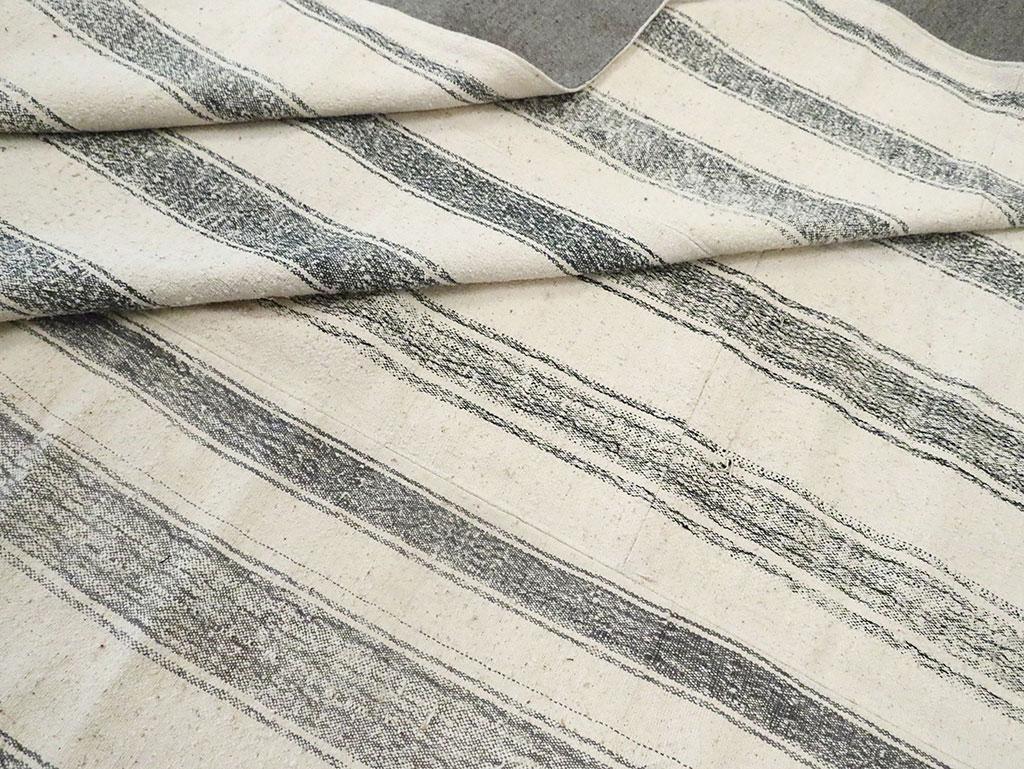 Mid-20th Century Turkish Flat-Weave Kilim Room Size Carpet in White & Grey 4