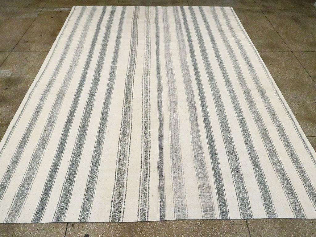 Mid-20th Century Turkish Flat-Weave Kilim Room Size Carpet in White & Grey In Excellent Condition In New York, NY