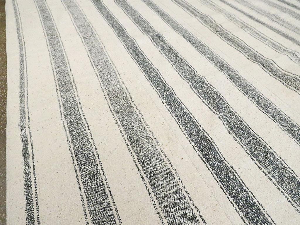 Wool Mid-20th Century Turkish Flat-Weave Kilim Room Size Carpet in White & Grey