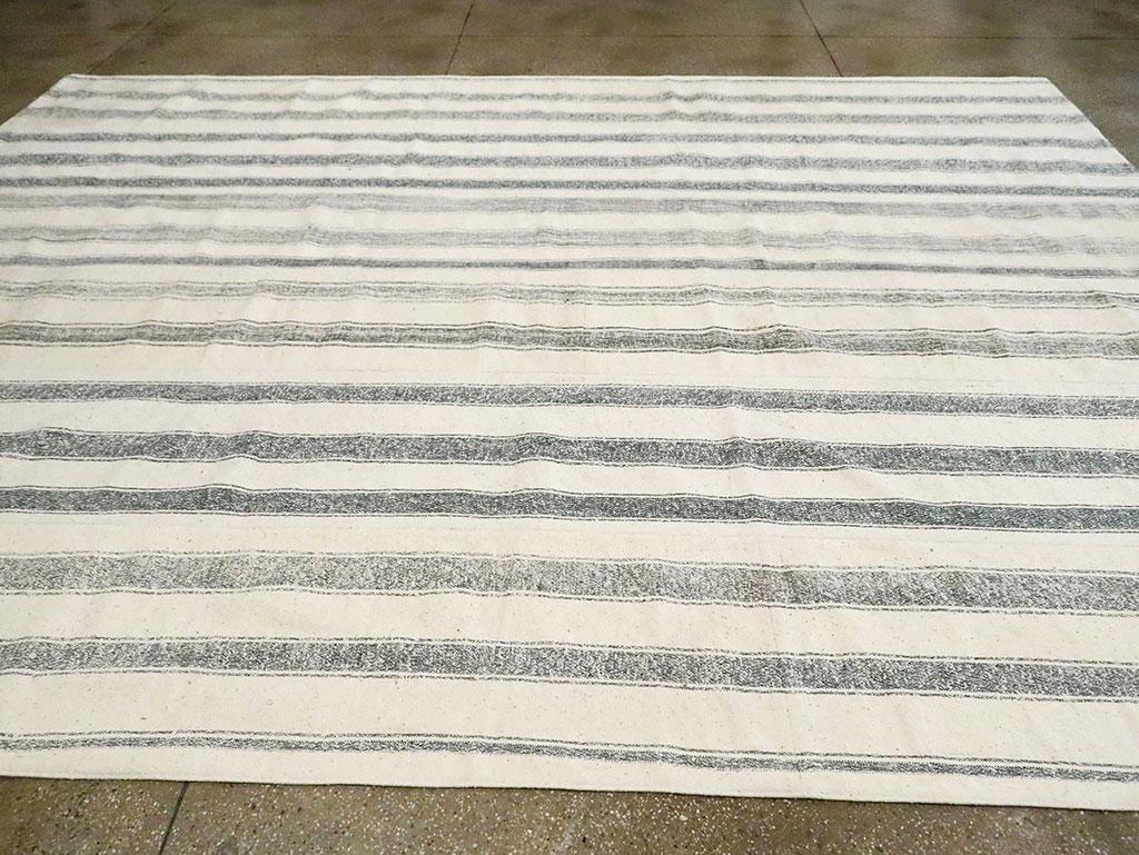 Mid-20th Century Turkish Flat-Weave Kilim Room Size Carpet in White & Grey 1