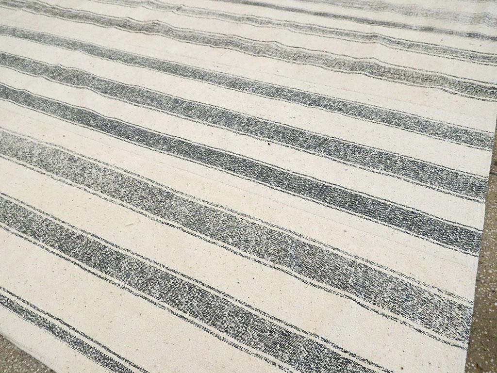 Mid-20th Century Turkish Flat-Weave Kilim Room Size Carpet in White & Grey 3
